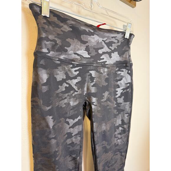 SPANX Black Camo Shiny Finish Leggings Size M - Picture 5 of 5